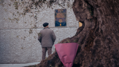 (Foto de ARCHIVO)Un hombre observa la placa conmemorativa durante un homenaje por las víctimas del atentado del 11M en su 20 aniversario, en la placa conmemorativa de la calle Téllez, a 11 de marzo de 2024, en Madrid (España). La ofrenda foral ha sido organizada por la Asociación 11-M de Afectados del Terrorismo y la Junta Municipal del Distrito de Retiro con motivo del 20 aniversario de los atentados del 11M en los que fallecieron 193 personas y alrededor de 2.000 resultaron heridas como consecuencia de los ataques terroristas producidos en cuatro trenes de la red de Cercanías de Madrid. En las cuatro detonaciones que reventaron uno de los trenes a su paso por la calle Téllez murieron 63 personas.Gabriel Luengas / Europa Press11 MARZO 2024;193 PERSONAS;FALLECIDOS;OFRENDA FLORAL;TÉLLEZ;11M;TRENES11/3/2024