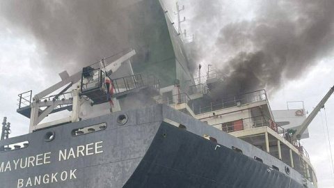 El carguero con bandera de Tailandia Mayuree Naree envuelto en humo negro en el Estrecho de Ormuz , 11 de marzo de 2026. El carguero con bandera de Tailandia Mayuree Naree envuelto en humo negro en el Estrecho de Ormuz , 11 de marzo de 2026.