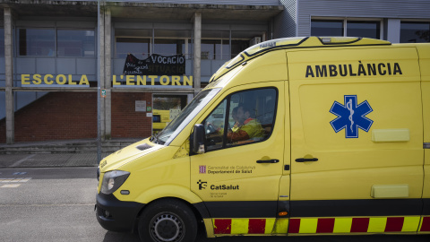 Una ambulancia frente a la escuela L'Entorn de Porqueres (Girona). Una ambulancia frente a la escuela L'Entorn de Porqueres (Girona).