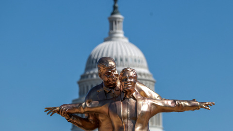 Imagen de la estatua del presidente de Estados Unidos y el acusado de abusos sexuales, Jeffrey Epstein, recreando la escena de 'Titanic'. Imagen de la estatua del presidente de Estados Unidos y el acusado de abusos sexuales, Jeffrey Epstein, recreando la escena de 'Titanic'.
