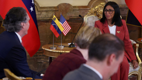 La presidenta interina, Delcy Rodriguez junto con el Secretario del Interior de EEUU, Doug Burgum, en Caracas.