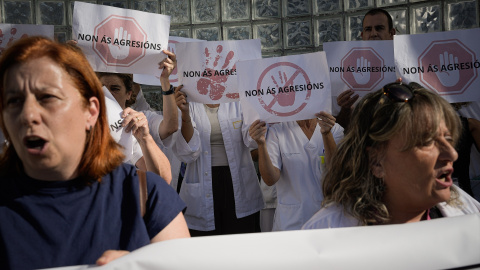 EuropaPress_7026229_personal_concentra_frente_hospital_meixoeiro_14_octubre_2025_vigo (Foto de ARCHIVO)Personal se concentra frente al Hospital Meixoeiro, a 14 de octubre de 2025, en Vigo, Pontevedra, Galicia (España). El personal denuncia una nueva agresión al personal sanitario en el Hospital. La agresión tenía lugar el viernes 3 de octubre cuando una enfermera del servicio de rehabilitación del centro se encontraba avisando a los pacientes de la cancelación de citas por el seguimiento de la huelga nacional de médicos contra el nuevo Estatuto Marco impulsado por el Ministerio de Sanidad.Adrián Irago / Europa Press14/10/2025