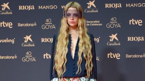 La actriz Macarena Gómez posa en la alfombra roja de la 40º edición de los Premios Goya.