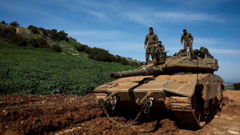 Soldados israelíes sobre un tanque en el lado israelí de la frontera con Líbano el 6 de marzo de 2026.