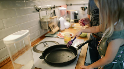 Cocinar en casa siempre sale más barato que comer fuera. Cocinar en casa siempre sale más barato que comer fuera.
