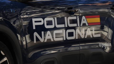 Un coche de la Policía Nacional Un coche de la Policía Nacional frente a una comisaria.