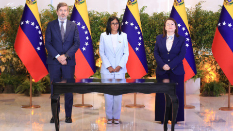 2fee90abbb24be4723bedb6a9420dc948c78d91e AME3464. CARACAS (VENEZUELA), 12/03/2026.- Fotografía difundida por el Palacio de Miraflores de la presidenta encargada de Venezuela, Delcy Rodríguez, y la ministra de Hidrocarburos Paula Henao (d) con el consejero delegado de la española Repsol Josu Jon Imaz este jueves, en Caracas (Venezuela). EFE/ Palacio de Miraflores /SOLO USO EDITORIAL/ SOLO DISPONIBLE PARA ILUSTRAR LA NOTICIA QUE ACOMPAÑA (CRÉDITO OBLIGATORIO)