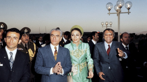 El shah Mohammad Reza Palhavi y su esposa, Farah Diba, en Persépolis en octubre de 1971.