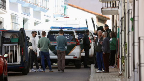 Agentes de la Guardia Civil y vecinos en la localidad de Hornachos Agentes de la Guardia Civil y vecinos en la localidad de Hornachos.