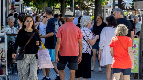 Varias personas pasean por en centro de Madrid. Varias personas pasean por en centro de Madrid.