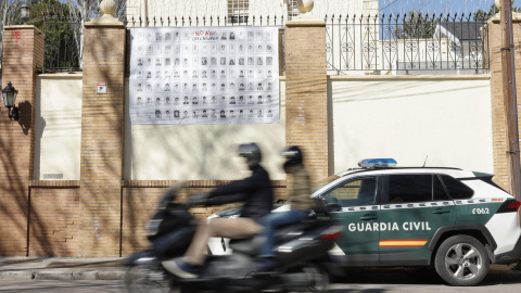 Cartel con fotos de los niños asesinados en el ataque a una escuela iraní, en la embajada de Irán en Madrid.