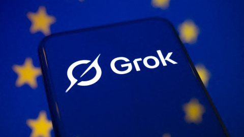 El logo de la Inteligencia Artificial de X, 'Grok', ante la bandera de la Unión Europea. El logo de la Inteligencia Artificial de X, 'Grok', ante la bandera de la Unión Europea.