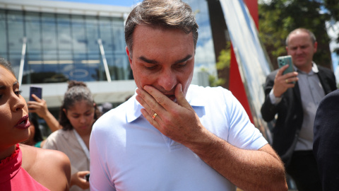 Flavio Bolsonaro, hijo de Jair Bolsonaro, atiende a los medios en las inmediaciones del hospital. Flavio Bolsonaro, hijo de Jair Bolsonaro, atiende a los medios en las inmediaciones del hospital.