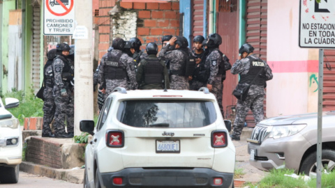 Integrantes de la Policía de Bolivia en el operativo para detener a Sebastián Marset, en Santa Cruz (Bolivia). Integrantes de la Policía de Bolivia en el operativo para detener a Sebastián Marset, en Santa Cruz (Bolivia).
