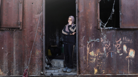 Imagen de archivo de una niña palestina en el campamento de desplazados en Gaza destruido por un ataque israelí.