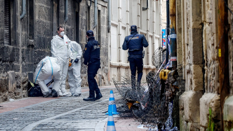 Incendio en Miranda de Ebro Agentes de la Policía Nacional trabajan en el lugar del incendio que mató a tres mujeres en Miranda de Ebro.
