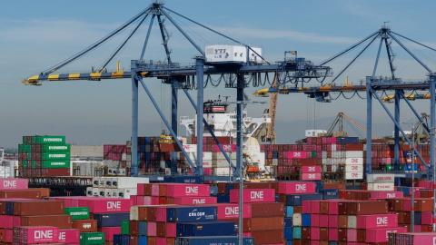 Contenedores apilados en Terminal Island del puerto de Los Ángeles (California, EEUU). Contenedores apilados en Terminal Island del puerto de Los Ángeles (California, EEUU).