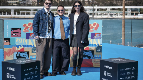 2f9bf6546d0a2719ada49debff3d63a722ad31caw El director Ian de la Rosa posando con los protagonistas de Ivan & Hadoum en el Festival de Cine de Málaga