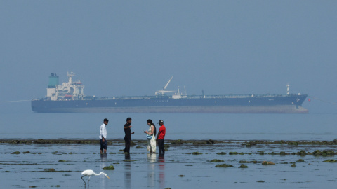Turistas frente al barco petrolero ruso en el Parque Nacional Marino en Golfo de Kutch.