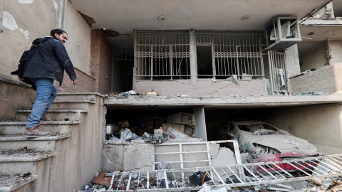 Un hombre camina entre los escombros de su casa en Teherán tras los bombardeos este sábado.