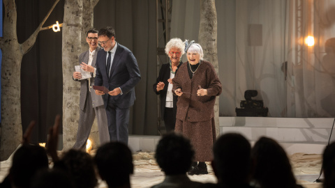 Un dels moments de la 75a Nit de les Lletres Catalanes més entranyable va ser l'aparició de Pilarín Bayés i Roser Capdevila.