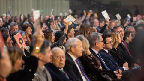 El públic assistent a la gala va portar llibres que van mostra, i entre els assistents hi havia nombroses personalitats com la major part dels expresidents de la Generalitat i l'actual, Salvador Illa.