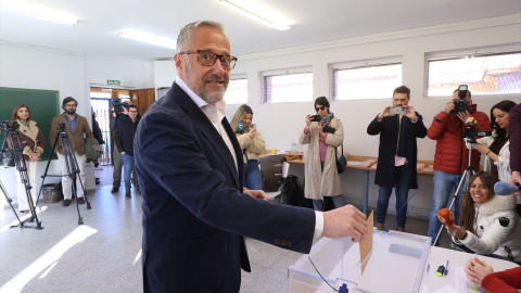 El candidato de Vox, Carlos Pollán, votando esta mañana su colegio electoral.