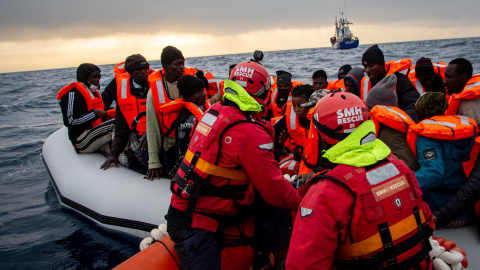 Personal del buque Aita Mari en rescate de la embarcación a la deriva en el Mediterráneo.