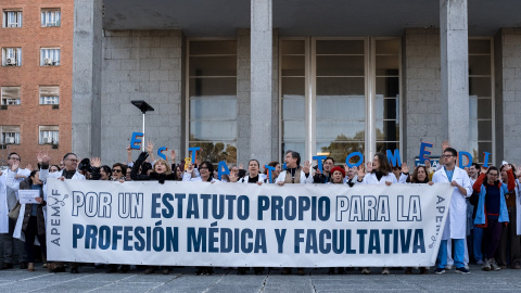 EuropaPress_7307961_decenas_medicos_concentracion_frente_hospital_clinico_san_carlos_quinta (Foto de ARCHIVO)Decenas de médicos durante una concentración, frente al Hospital Clínico San Carlos, en la quinta jornada de huelga general del sector médico, a 20 de febrero de 2026, en Madrid (España). Los profesionales médicos y facultativos de toda España están llamados a una huelga indefinida, desde el 16 de febrero, para mostrar su rechazo al Estatuto Marco impulsado por el Ministerio de Sanidad, que cuenta con el visto bueno de varios sindicatos para su aprobación, y exigir un texto propio para el colectivo, que reconozca sus particularidades y responsabilidad laboral.Diego Radamés / Europa Press20/2/2026