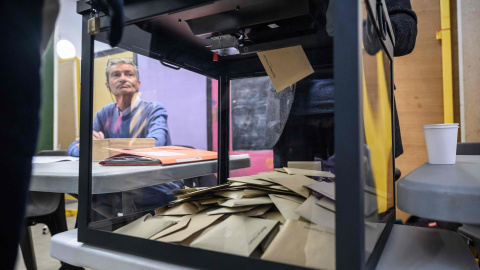 EuropaPress_7368476_15_march_2026_france_perpignan_an_election_official_watches_as_voters_cast 15 March 2026, France, Perpignan: An election official watches as voters cast their ballots during the first round of the 2026 French municipal elections in Perpignan, southern France. Photo: Ed Jones/AFP/dpa15/3/2026 ONLY FOR USE IN SPAIN