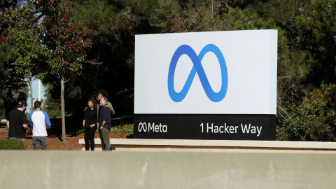 Un grupo de personas se hace una foto junto al logo de Meta, en su sede en Menlo Park (California, EEUU). Un grupo de personas se hace una foto junto al logo de Meta, en su sede en Menlo Park (California, EEUU).