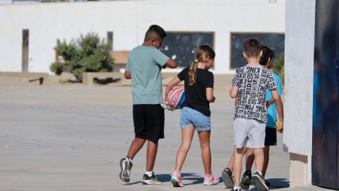 Infants jugant al pati d’una escola Infants jugant al pati d’una escola