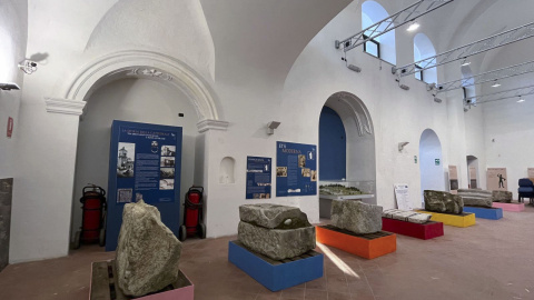 Exposición de los restos recuperados del monumento funerario romano en el centro operativo de la Superintendencia en Benevento.