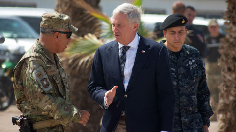 El presidente de Chile José Antonio Kast realizando una visita a una base militar.