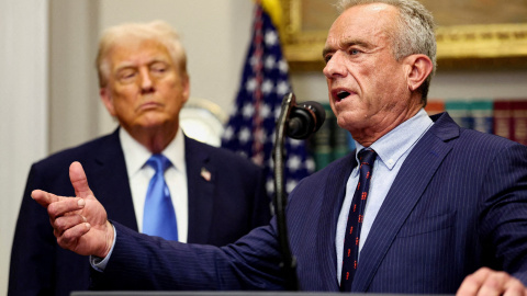 El secretario de Sanidad de EEUU, Robert F. Kennedy Jr., en un acto con el presidente Donald Trump en la Casa Blanca, en una imagen de archivo. El secretario de Sanidad de EEUU, Robert F. Kennedy Jr., en un acto con el presidente Donald Trump en la Casa Blanca, en una imagen de archivo.