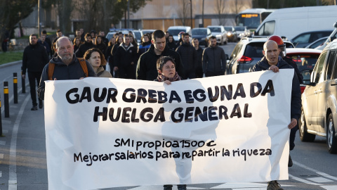 Un grupo de personas en las calles de Getxo (Bizkaia) en el marco de la huelga general convocada por los sindicatos ELA, LAB, Steilas, Hiru y Etxalde por un Salario Mínimo Interprofesional (SMI) propio.