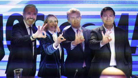 El presidente nacional del Partido Popular, Alberto Núnez Feijóo (2d), posa junto a los presidentes en funciones de Aragón, Jorge Azcón (i); Extremadura, María Guardiola; y de Castilla y León, Alfonso Fernández Mañueco (d).