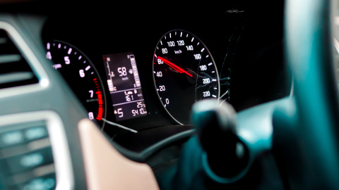 El velocímetro de un coche marca los 60mkh El velocímetro de un coche marca los 60mk/h.