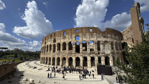 El Coliseo de Roma estrena nueva pavimentación exterior en mármol blanco, un proyecto que ha causado gran controversia entre arqueólogos y expertos en patrimonio. El Coliseo de Roma estrena nueva pavimentación exterior en mármol blanco, un proyecto que ha causado gran controversia entre arqueólogos y expertos en patrimonio.