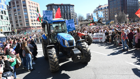 Un tractor y varias personas durante una concentración por la huelga general convocada por ELA y LAB en Bilbao este martes 17 de marzo de 2026.
