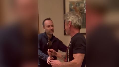 El actor Sean Penn recibe de manos del director de los ferrocarriles estatales de Ucrania una réplica del Oscar hecho con el metal de un tren bombardeado por Rusia. El actor Sean Penn recibe de manos del director de los ferrocarriles estatales de Ucrania una réplica del Oscar hecho con el metal de un tren bombardeado por Rusia.