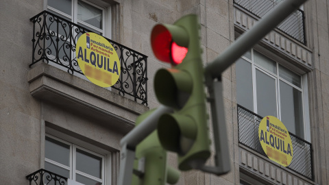 Imagen de archivo de varias viviendas con carteles de alquiler.