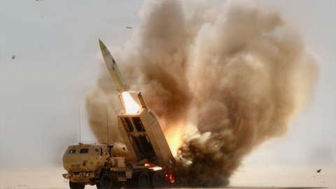Un sistema HIMARS del Ejército de EE. UU. lanza cohetes contra objetivos en Irán durante la operación Epic Fury