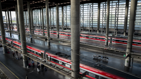 Andén con un AVE en la estación de Atocha-Almudena Grandes de Madrid.