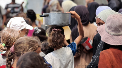 (Foto de ARCHIVO)23 August 2025, Palestinian Territories, Nusairat: Internally displaced Palestinian children gather in a charity kitchen to receive limited rations amid a shortage of food, in Nuseirat Palestinian refugee camp, central of Gaza Strip, August 23, 2025. The United Nations has warned that ''the entire population of Gaza is facing the risk of famine'' since Israel closed border crossings on 02 March 2025, preventing the entry of essential supplies. Photo: Belal Abu Amer/APA Images via ZUMA Press Wire/dpaBelal Abu Amer/APA Images via ZU / DPA23/8/2025 ONLY FOR USE IN SPAIN