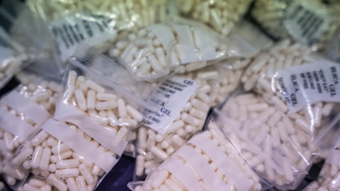 (Foto de ARCHIVO)Pastillas de droga incautadas durante la operación 'Butterfly' de Policía Nacional que ha desabastecido los almacenes de droga de síntesis en el eje norte de España, en el Complejo Policial de Canillas, a 21 de junio de 2023, en Madrid (España). Durante esta operación policial se han intervenido 150.000 pastillas de éxtasis, 135 kilogramos de speed, 25 kilos de ketamina, cuatro de cocaína rosa, 900 viales de anabolizantes y más de 10.000 litros de precursores en los once registros realizados en las provincias de Barcelona, Burgos, Cantabria y Madrid.  Se ha arrestado a 13 personas entre las que se encuentra el líder de la organización, ‘el químico’ y el resto de la estructura criminal que se dedicaba a la distribución de la droga en el norte de España, sur de Francia, Barcelona, Ibiza y Madrid.Matias Chiofalo / Europa Press21 JUNIO 2023;DROGA;POLICÍA NACIONAL;BRIGADA CENTRAL DE ESTUPEFACIENTES;ESTUPEFACIENTES;QUETAMINA;KETAMINA;COCAÍNA;2CB;OPERACIÓN BUTTERFLY21/6/2023