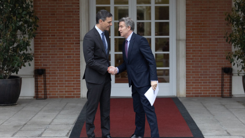 Fotografía de archivo del presidente del Gobierno, Pedro Sánchez, y el líder del PP, Alberto Núñez Feijóo, en el Palacio de la Moncloa Fotografía de archivo del presidente del Gobierno, Pedro Sánchez, y el líder del PP, Alberto Núñez Feijóo, en el Palacio de la Moncloa.
