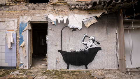 Banksy, hombre en una bañera Obra de Banksy en Ucrania, 2022, que muestra a un hombre lavarse en una bañera.