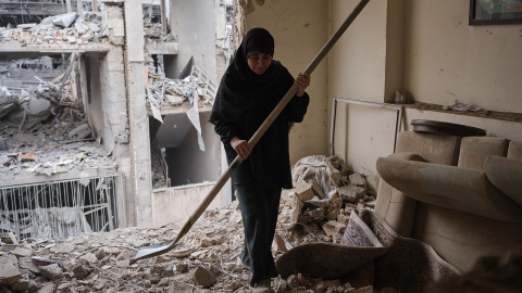 Una mujer trata de limpiar una vivienda en el barrio de Haft Chenar de Teherán que resultó dañada en un ataque de Estados Unidos e Israel. Una mujer trata de limpiar una vivienda en el barrio de Haft Chenar de Teherán que resultó dañada en un ataque de Estados Unidos e Israel.