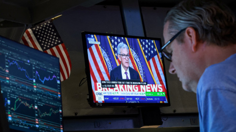 Un operador de la Bolsa de Nueva York (NYSE, por sus siglas en inglés), en Wall Street, sigue la comparecencia del presidente de la Fed, Jerome Powell, tras mantener sin cambios los tipos de interés. Un operador de la Bolsa de Nueva York (NYSE, por sus siglas en inglés), en Wall Street, sigue la comparecencia del presidente de la Fed, Jerome Powell, tras mantener sin cambios los tipos de interés.